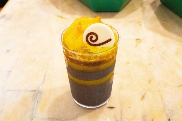 紳士サンジのビターチョコ・パルフェ ～オレンジ＆パッションフルーツ～ 900円｜ユニバーサル・スタジオ・ジャパン「ワンピース・プレミア・サマー2023」スペシャルメニュー
