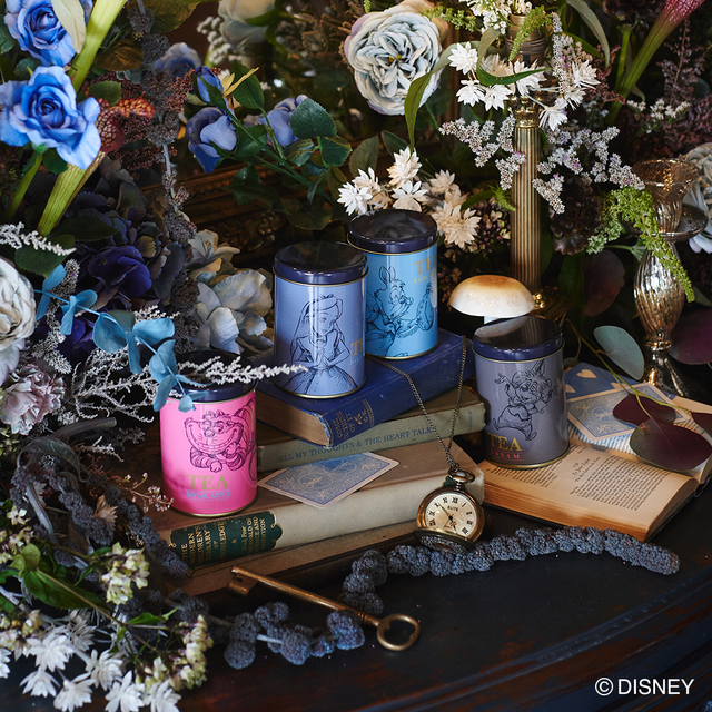 紅茶缶 各￥1,210（左からロイヤルアップル、ダージリン、アールグレイ、アッサム）