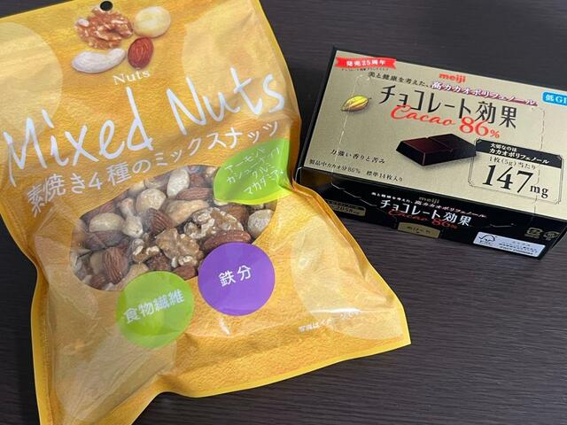 【フルーツデトックス】おやつはこちらの素焼きナッツとカカオ86％のチョコレートのみ