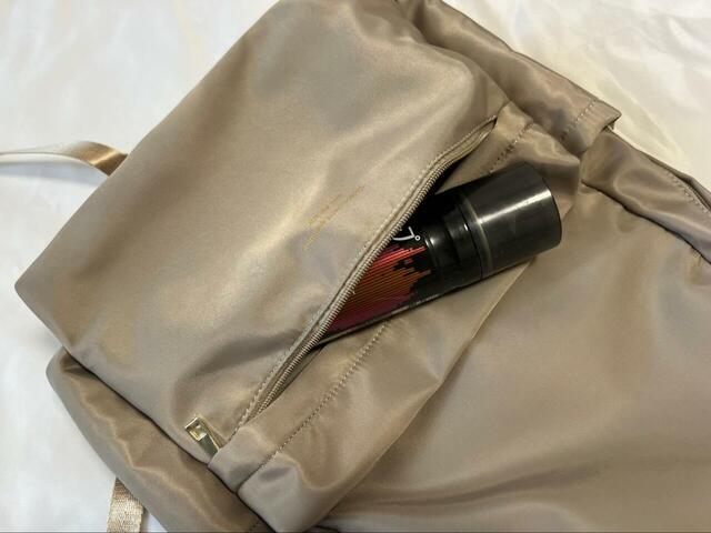 【ROPE’ PICNIC リサイクルポリエステルツイルリュック】前面のポケットには大きいケープもすっぽり入りました