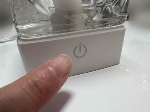 【ニトリ　LEDテーブルランプ(LUMILA)】電源マークの部分をタップするだけで明かりがついちゃう