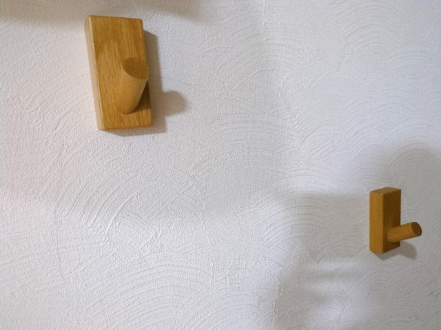 【無印良品 壁に付けられる家具フック】フックの耐荷重は2kg。帽子やバッグの収納に便利！