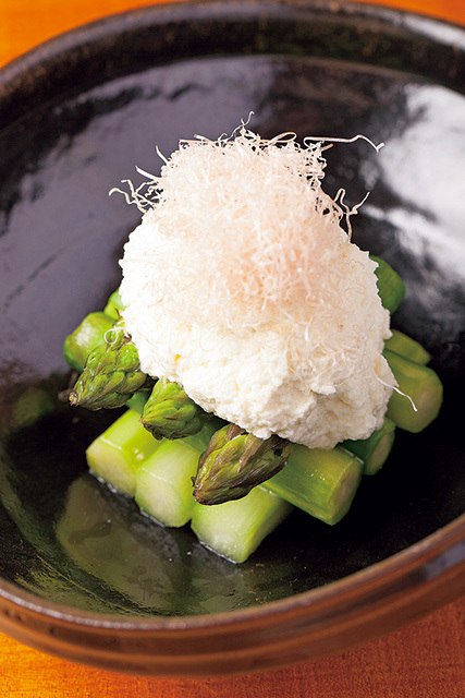 阿川（三軒茶屋）　「アスパラガスサラダ」（900円）も人気。