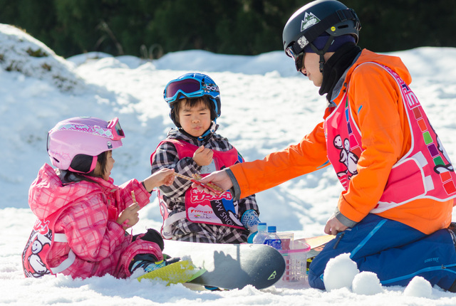 楽しみな、おやつ休憩｜ママミキーキッズスノースクール