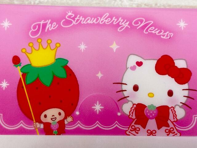 フラップには、いちごの王さまとキティちゃんが大きくプリントされています