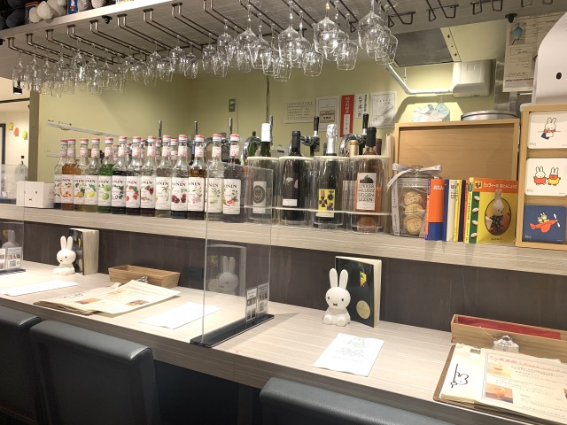 カウンター席もあるから女性1人でも気軽に立ち寄れる