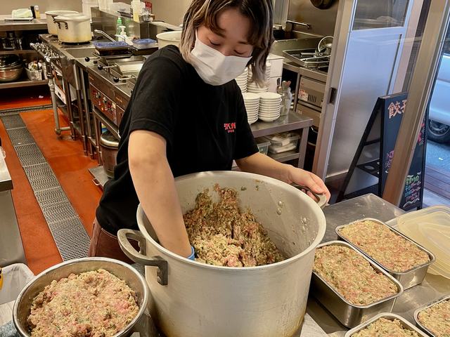 餃子のラスベガス開店前、餃子の餡を寸胴鍋で仕込んでいた