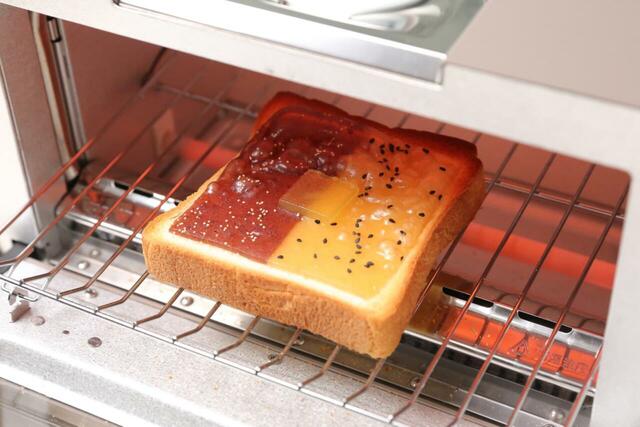 「スライスようかん 焼き芋」＜価格：550円（税抜）/594円（税込）＞【トーストにのせて焼くだけで最高の朝食！京都の老舗和菓子屋『スライスようかん』に秋限定の『焼き芋』登場！】