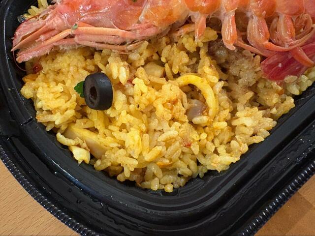 【コストコ パエリア】魚介の旨みがご飯にしっかり染みていて、ひと口ごとに贅沢感を味わえます!