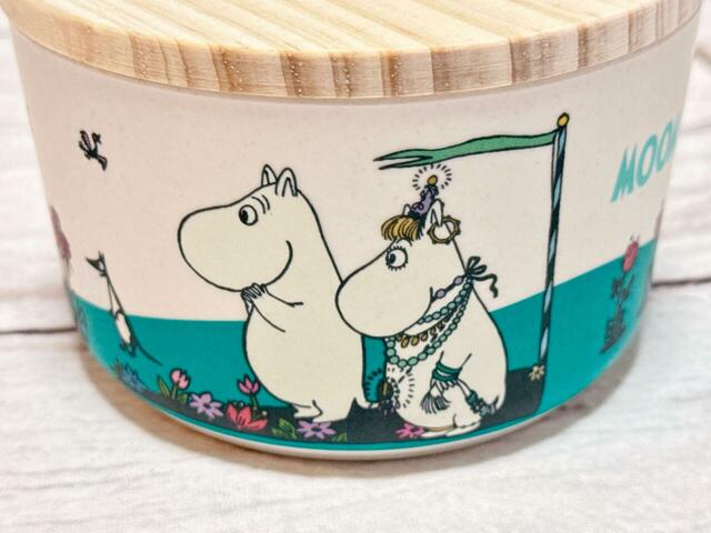 【カルディ/ムーミン スプリング バンブーコンテナ】カラーはピンク、グリーンの2種でデザイン違い。グリーンはムーミン&スノークのお嬢さんと…⇒