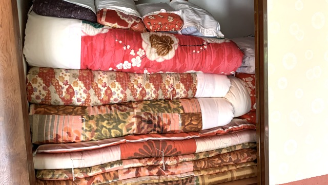 畳まれた布団