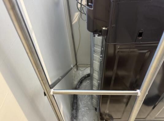 【ニトリ伸縮ステンレス洗濯機ラック】洗濯機の排水ホースに干渉することなく設置でき、正面・横どちらから見ても圧迫感なし！