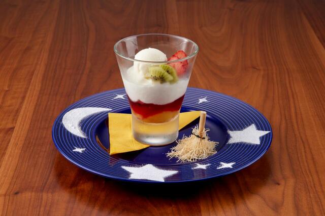 ほうきパフェ 1,320円｜「ディズニープラス」タイアップCafe by THE SUN & THE MOON