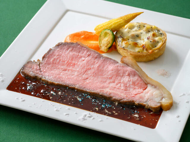 スペシャルコース 9,800円|東京ディズニーリゾート「ディズニー・クリスマス」スペシャルメニュー|販売店舗:東京ディズニーシー「S.S.コロンビア・ダイニングルーム」|発売日:2024年11月8日(金)〜12月25日(水)