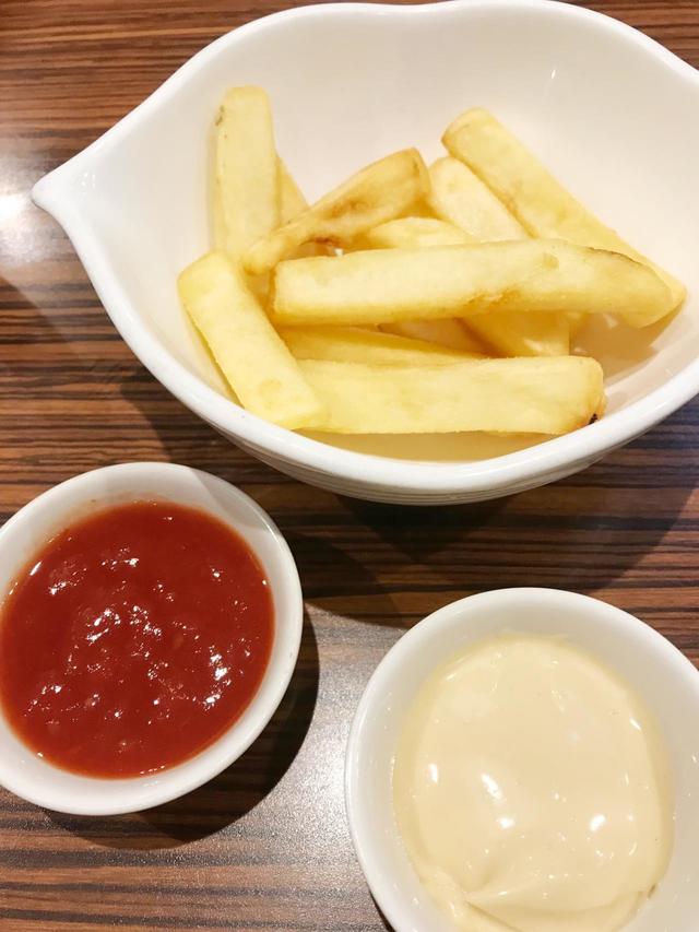 セットでついてくるミニサイズのポテト。ちゃんと揚げたて＆ソースも2種ついてくるのが嬉しい【びっくりドンキーのフライドポテト】