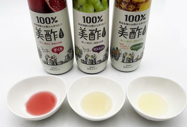 納豆に入れていただくのは「美酢」のざくろ、マスカット、パイナップル