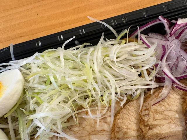 【コストコ チャーシュー油そば】シャキシャキのねぎが、チャーシューの旨味を引き立てます！