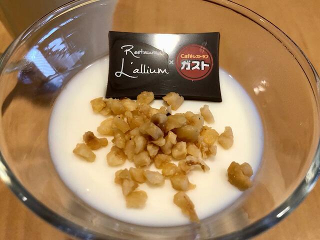 【ガスト 至福のフレンチコース】プラリネ(キャラメリゼしたヘーゼルナッツ)とコラボロゴの入ったチョコレートの見た目も可愛らしいですね