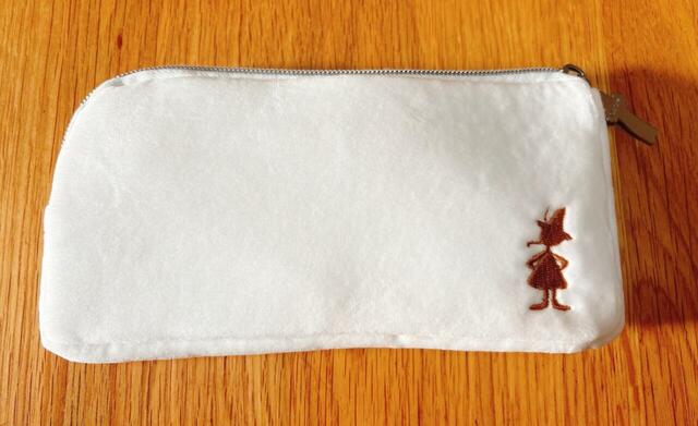 【ムーミン×メリーチョコレート 旅するニョロニョロ ポーチ】裏面にはスナフキンのシルエット。哀愁漂う後ろ姿に大人の遊び心を感じます