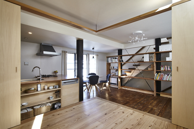 Houzz | 荒木毅建築事務所 photo by sin163 photography / 湯原慎一郎／小上がりスペースは来客にも◎