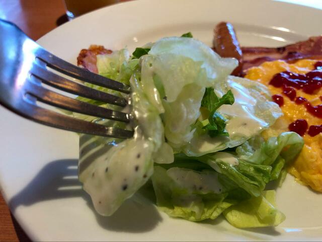 【デニーズ セレクトモーニング】シャキシャキ食感の新鮮なサラダが嬉しい