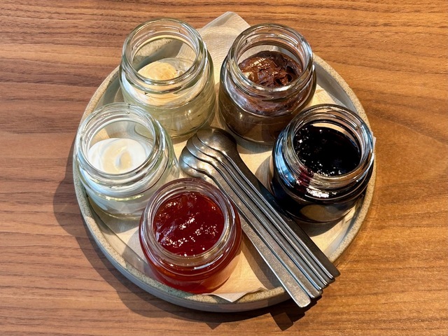 【les joues de BeBe】４種のパンセットについてくる５種のディップ