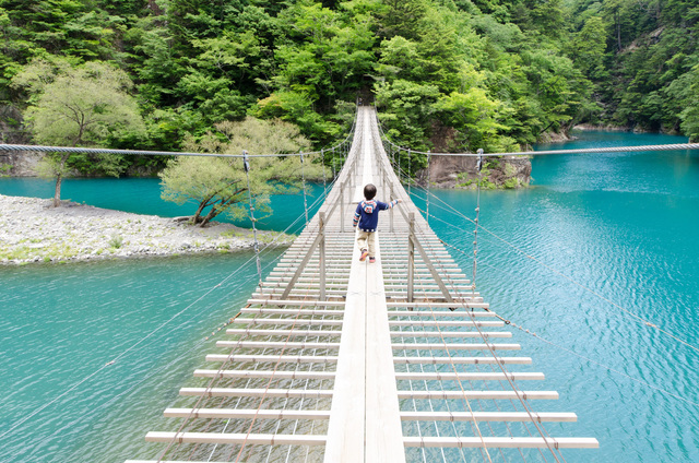 定員10人。すれ違いスペースが数カ所ある｜「夢の吊り橋」散策ルート：寸又峡プロムナード