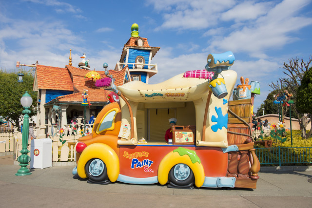 TDL】新定番の食べ歩きフード“ロングナン”「トゥーントーン・トリート