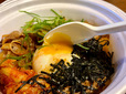 【松屋 牛ビビン丼】半熟玉子を崩して絡めると黄身のまろやかさが加わり、辛味や濃いめの味わいがほどよく和らぎます