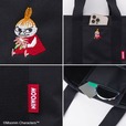 高級感のあるリトルミイの刺しゅうや、赤色のMOOMINロゴのタグがシンプルなバッグのポイントに。
