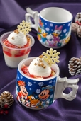 ミックスベリーソースのカップケーキ、スーベニアカップ付き ¥850|販売店舗「マンマ・ビスコッティーズ・ベーカーリー」|東京ディズニーシー「クリスマス・ウィッシュ」(2016年)スペシャルメニュー