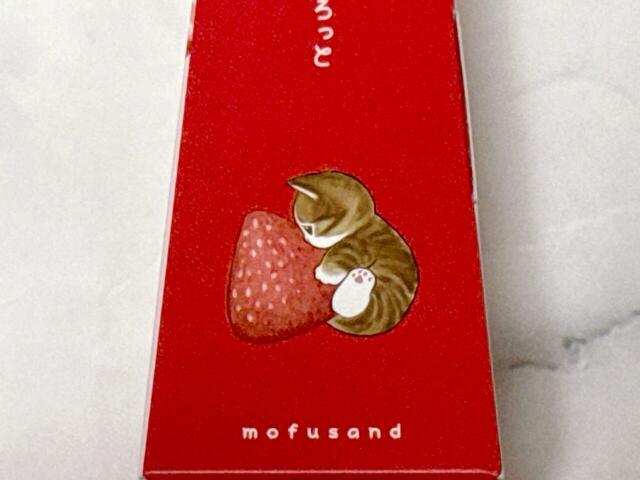 苺を抱くむっちりボディのにゃんこがたまりません…！