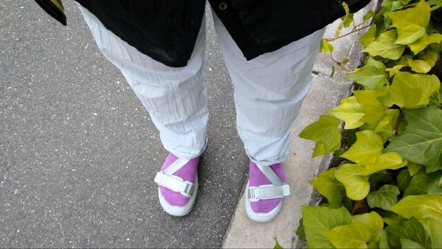 【GU ボリュームソールテープサンダル】グレーはリッチな光沢があり、ほぼシルバーのような感じです