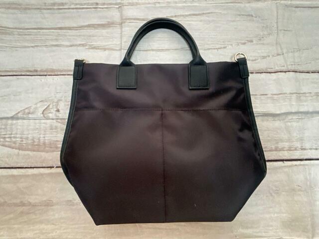 なんと背面にもオープンポケット付き！