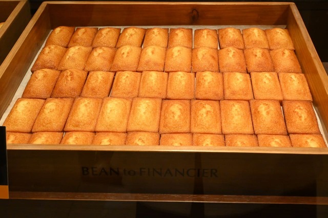 【新宿高島屋「ビーン トゥ フィナンシェ」】売り場に並んだ「フィナンシェ〈プレーン〉」