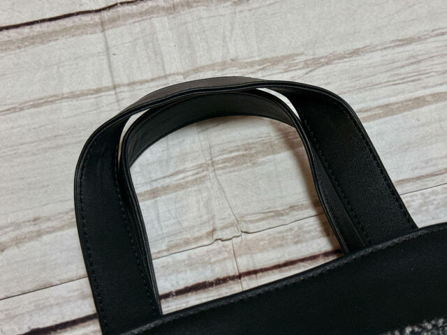 持ち手は短め。ハンドバッグ風や手持ちで持てる長さです