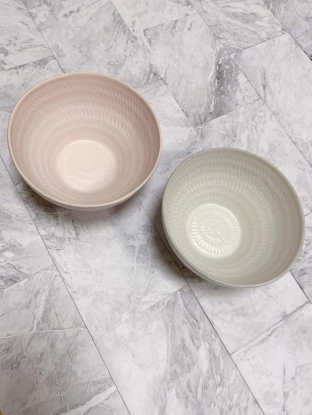 【ナチュラルキッチン】茶碗　飛鉋ピンク・ホワイト／各税込330円