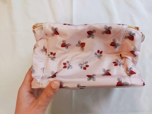 【ゼクシィ5月号：付録 Afternoon Tea LIVING ブライズBIGポーチ】柔らかい素材なので、マチ部分はコンパクトに折りたたむことも可能