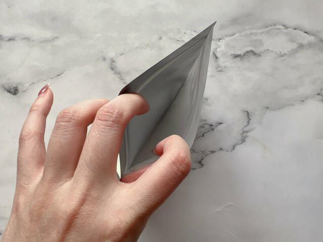 背面はクリアなため、中身が透けて見えるのも便利