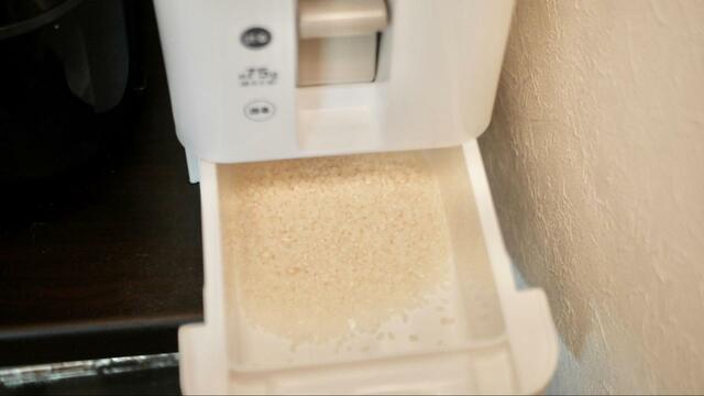 【ニトリ 計量米びつホワイト】1合分のお米が出てきます！計量カップですりきる作業がグッとスマートに