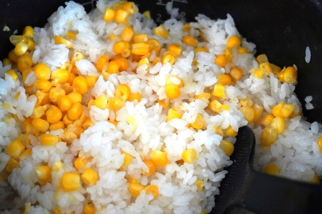 【カンロ飴レシピ:塩カンロ飴のとうもろこしご飯】炊き上がったらとうもろこしの芯を取り除き、さっと混ぜる