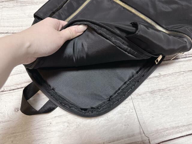 背面側にはクッション入りのPC収納スペースあり！