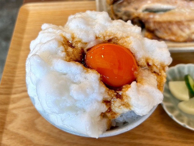 【ヨリドコロ 由比ヶ浜大通り店】黄身に醤油をかけたら、ヨリドコロ流卵かけご飯をいただきます