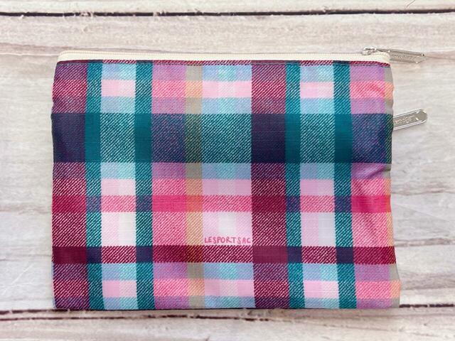 大きなバッグの中でも迷子にならない、カラフルなチェックがポイント！