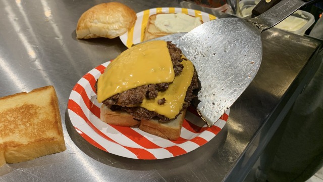 パティとチーズを2枚ずつ積む