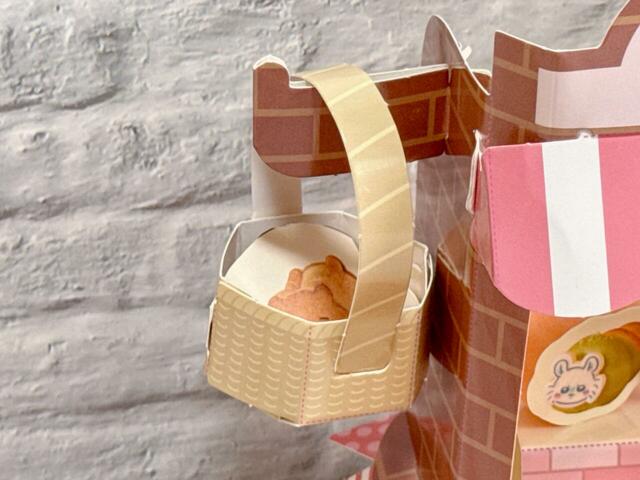 かごの中にもパンを入れてフックに引っ掛けるとかわいいです！