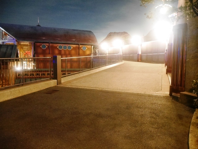 ポートディスカバリーに向かうスロープ。©Disney