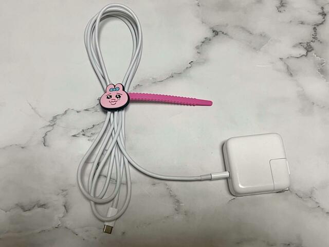 PCの充電器のケーブルもスッキリまとまります！