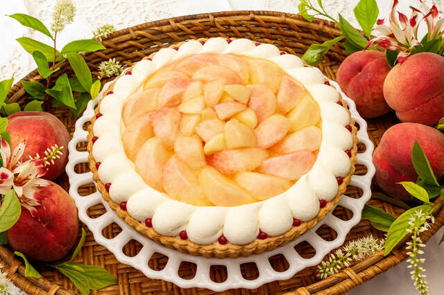 【キル フェ ボン】ショートケーキをイメージした桃のタルト「桃のショートケーキタルト ~バニラ風味~」