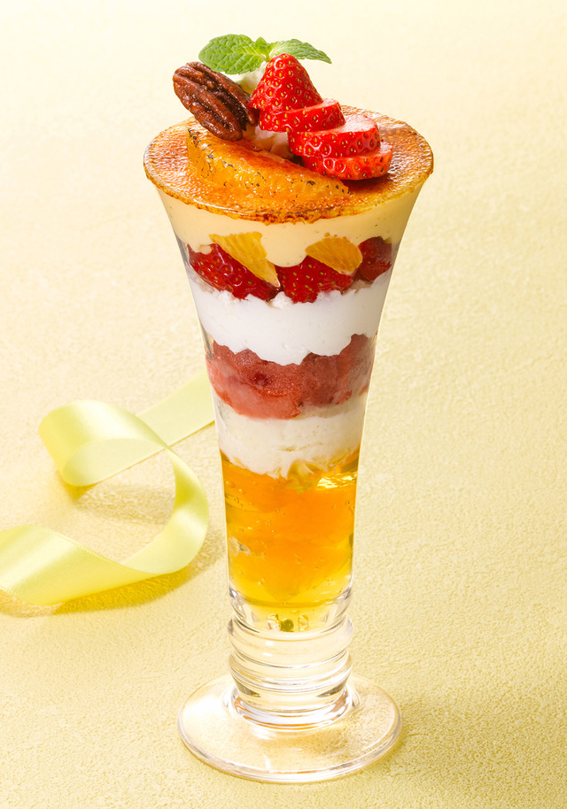  苺と不知火のブリュレパフェ 1,580円（税込1,738円）【ロイヤルホストの新作スイーツ】